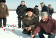 Алые гвоздики возложены участниками  Даманских событий подполковником запаса погранвойск Николаем Ивановичем Поповым и рядовым запаса Георгием Петровичем Бубновым на месте боевых действий, происходивших в марте 1969 года у острова Даманский