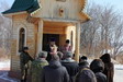 Настоятель храма иконы Пресвятой Богородицы «Скоропослушница» пос. Лучегорск протоиерей Сергий Сенник с клириком храма диаконом Сергием Ющенко совершают Заупокойную литию по убиенным воинам-пограничникам возле часовни Георгия Победоносца на Погранзаставе им. Героя Советского Союза старшего лейтенанта И.И. Стрельникова