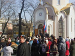 Фото. Владивосток. К дню празднования Пресвятой Богородице, в честь Ее иконы «Казанская», в память 400-летия обретения в России государственности, был приурочен концерт народных коллективов у Андреевского храма, на который собрались более сотни горожан