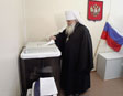 Фото. Владивосток. 4 марта 2012 года митрополит Владивостокский и Приморский Вениамин принял участие в голосовании на выборах Президента России