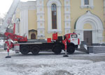 Фото. Владивосток. Февраль 2013 года. На купол Покровского кафедрального собора, после ремонта, вновь установлен крест. Для высотных работ привлекли специальную технику – кран, предоставленный Управлением МЧС