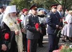 Фото. Владивосток. Митрополит Владивостокский и Приморский Вениамин мемориала, расположенного рядом со Свято-Игоревским храмом, почитает память сотрудников УВД, погибших при исполнении служебного долга