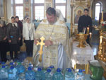 Фото. Лучегорск. 19 января 2013 года. Освящение Крещенской воды совершает настоятель храма иконы Божией Матери «Скоропослушница» протоиерей Сергий Сенник