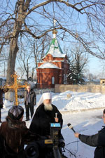 Фото. Владивосток. Марфо-Мариинская обитель милосердия. Митрополит Владивостокский и Приморский Вениамин открыл после реставрации храм святого благоверного князя Александра Невского и освятил крест и купол для установки на другой храм обители – в честь священномученика Евсевия Самосатского