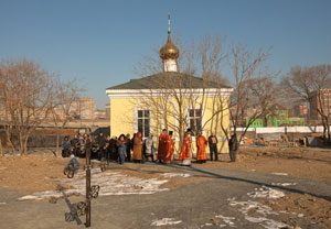 Фото. Владивосток. 5 февраля 2012 г. – первый престольный праздник храма Новомучеников и Исповедников Российских. Крестным ходом прихожане нового храма почтили память погибших с 1929 по 1943 гг. в пересыльном лагере на Второй Речке