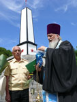 Фото. Дунин, протоиерей Виктор Жильцов у мемориала на месте сражений и братских захоронений останков русских воинов