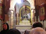 Паломники в храме слушают рассказ