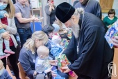 Блаженнейший митрополит Онуфрий вручил подарки детям-переселенцам с востока Украины и маленьким пациентам Национального института рака
