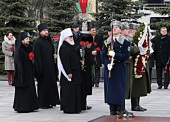 В День защитников Отечества и Вооруженных сил Республики Беларусь митрополит Минский Павел принял участие в церемонии возложения венков в Минске
