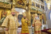 В день памяти первоверховных апостолов Петра и Павла митрополит Волоколамский Иларион совершил Божественную литургию на подворье Сербской Церкви в Москве