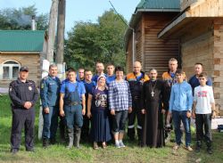 Настоятель, глава поселения и бойцы МЧС
