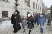 В Святогорской лавре приняли беженцев из Авдеевки