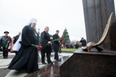 В годовщину крушения самолета в Ростове-на-Дону вблизи места трагедии открыт памятник и совершено заупокойоное богослужение