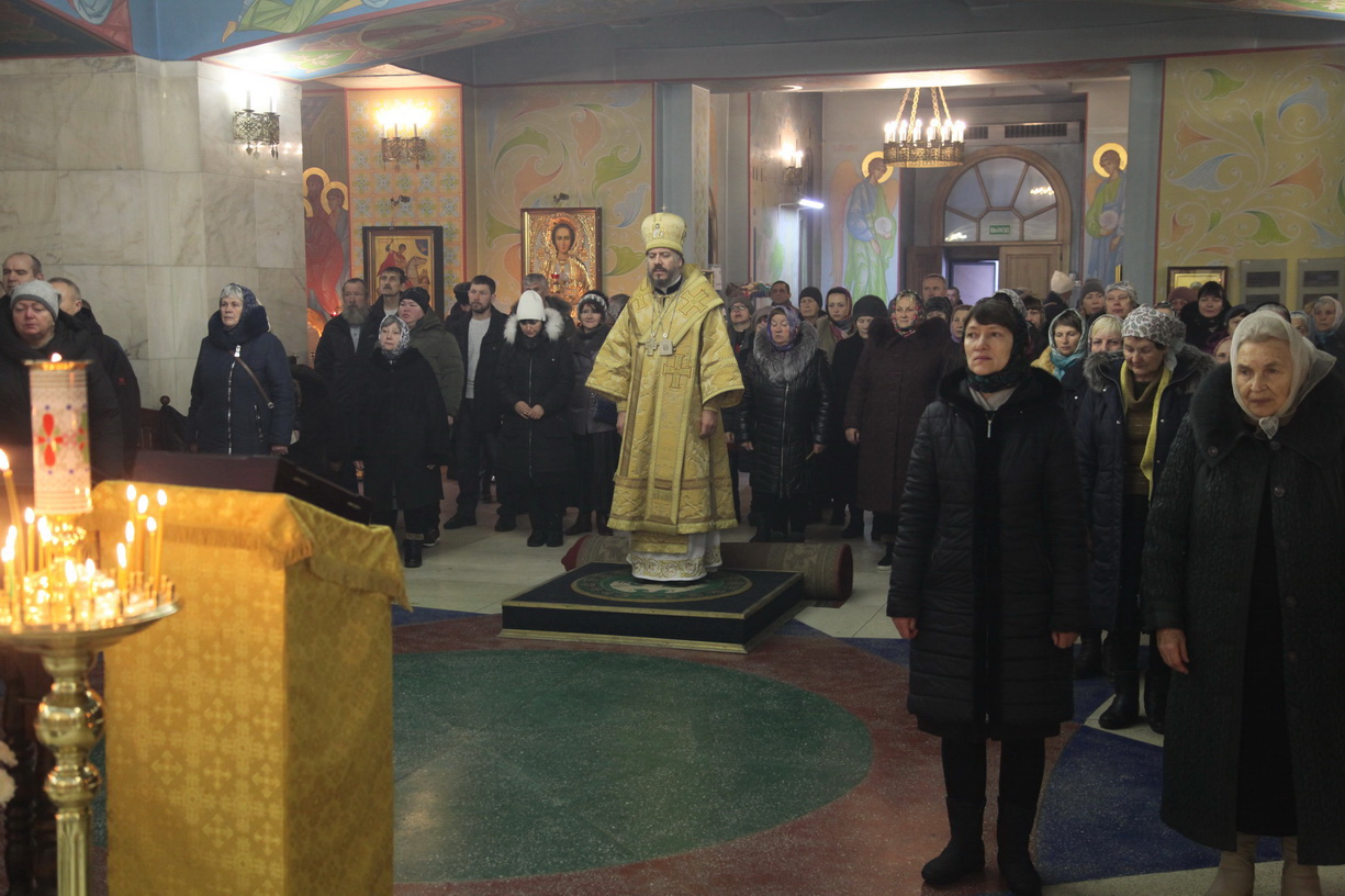 В неделю 30-ю по Пятидесятнице епископ Находкинский и Преображенский Николай совершил Божественную литургию в Казанском кафедральном соборе г. Находка