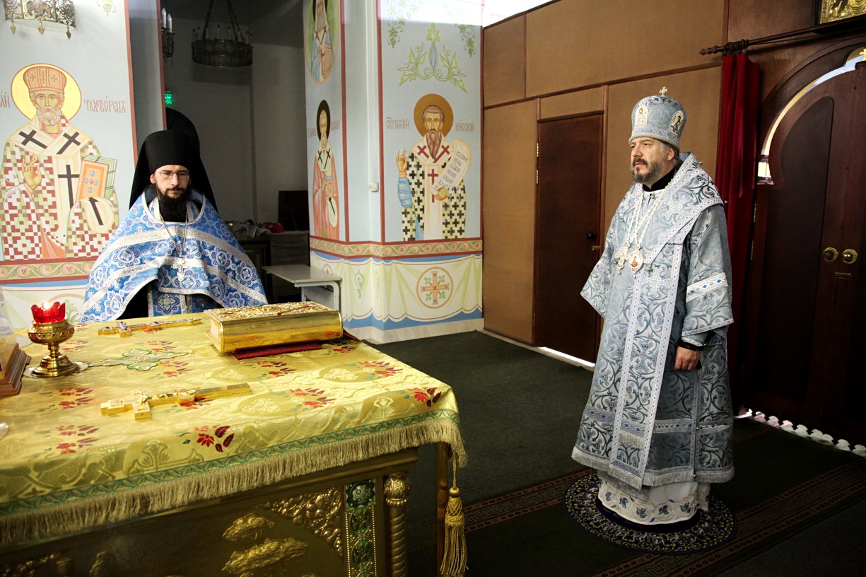 В канун праздника Иверской иконы Божией Матери, Преосвященнейший Николай, епископ Находкинский и Преображенский возглавил полиелейную утреню в Казанском соборе г. Находки.