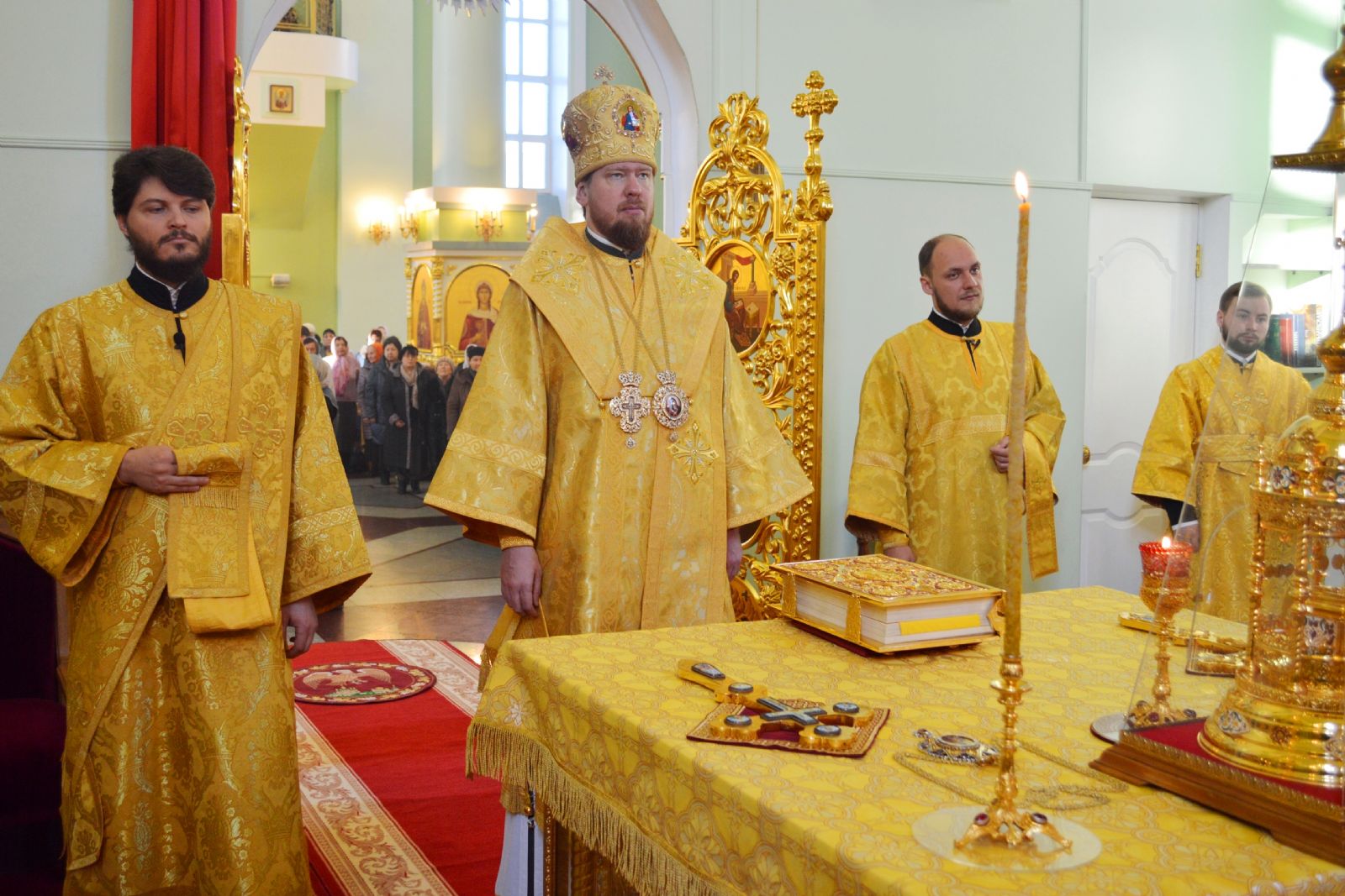 Глава Приморской митрополии совершил литургию в Покровском соборе