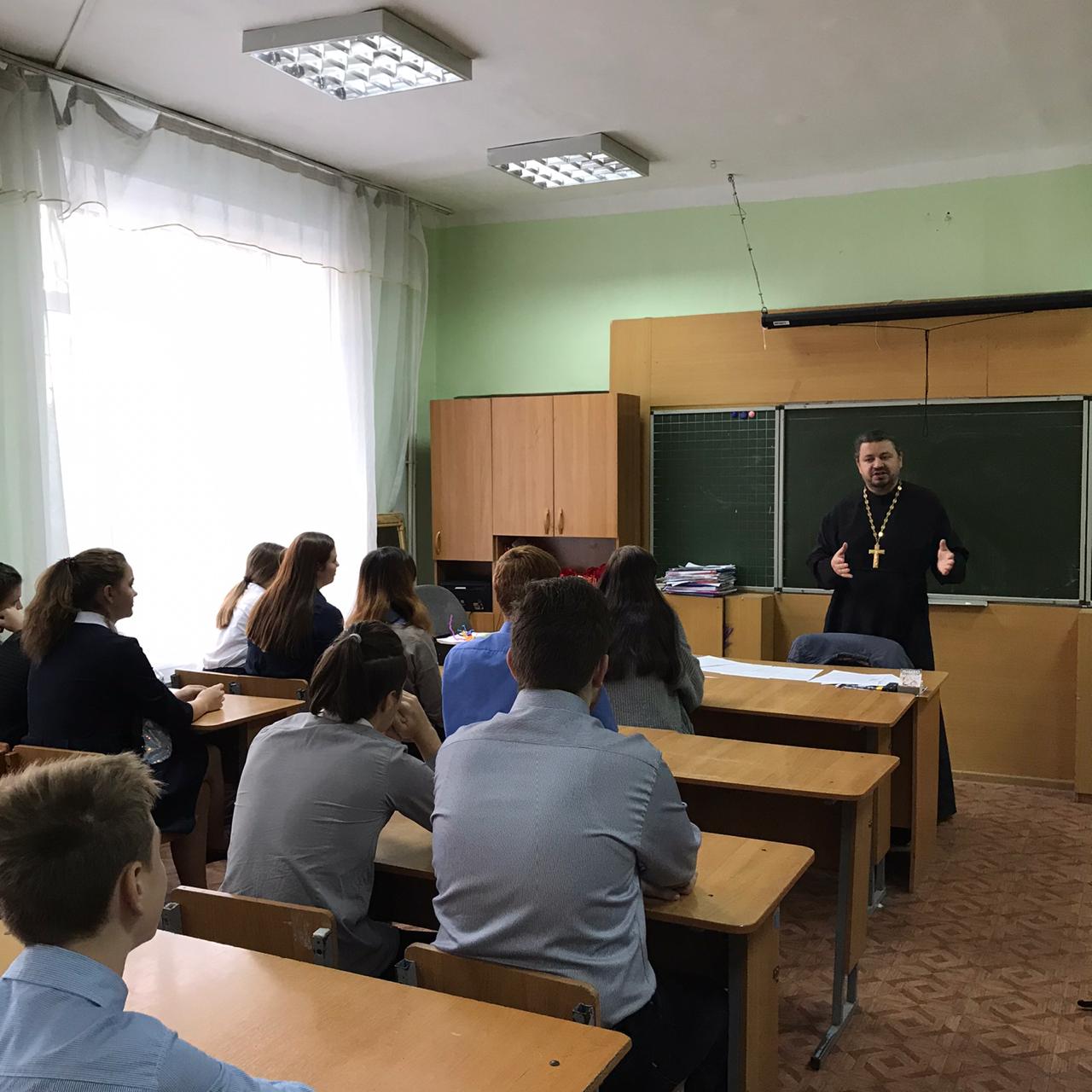 Продолжаются лекции на тему "День народного единства" в школах Находки.