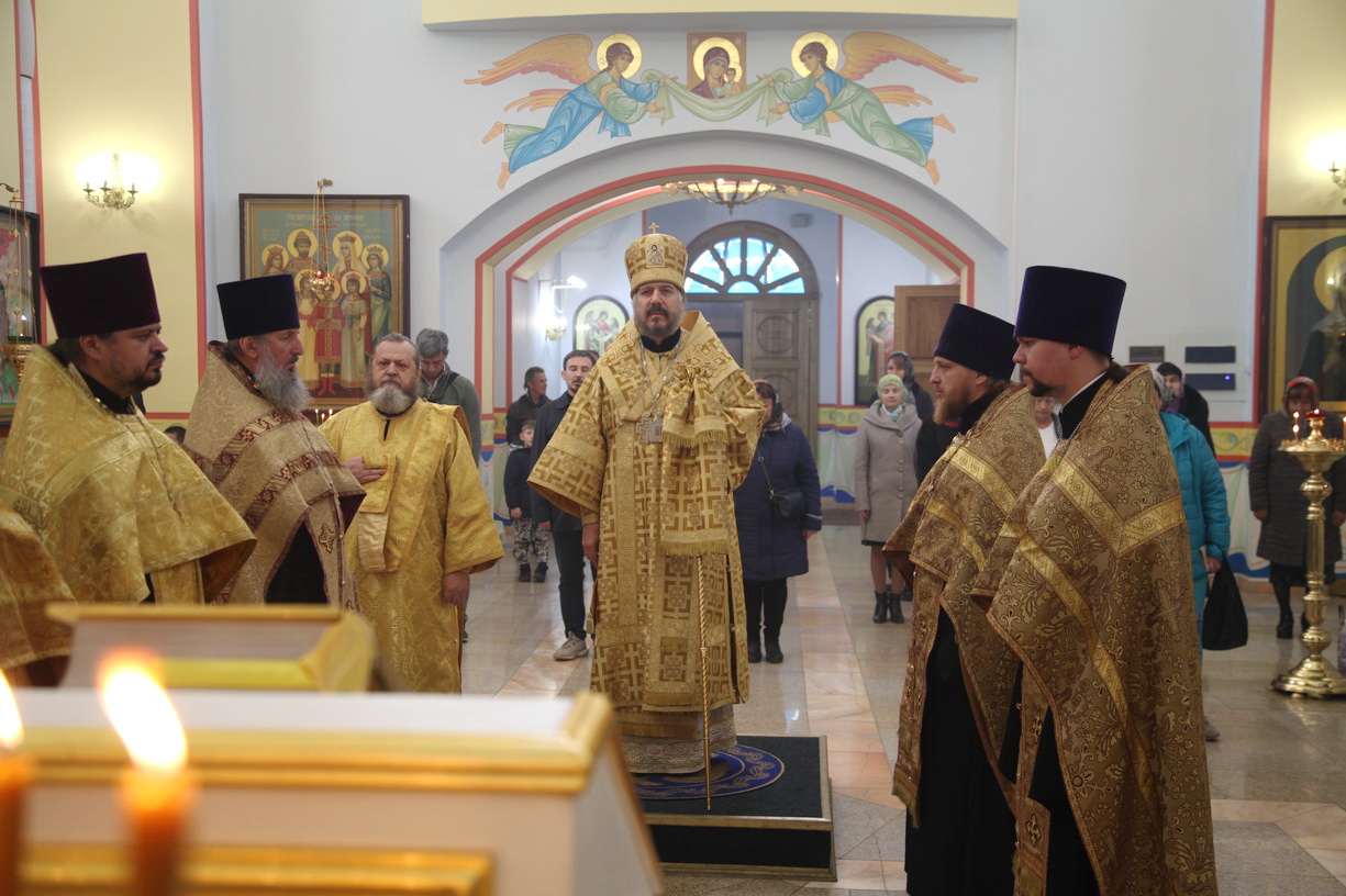 Епископ Находкинский и Преображенский Николай возглавил всенощное бдение в Казанском соборе.
