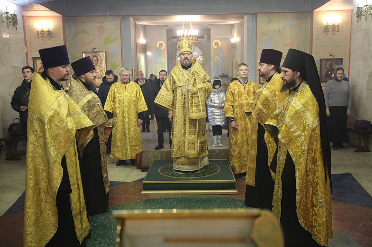 Епископ Находкинский и Преображенский Николай возглавил всенощное бдение в Казанском соборе.