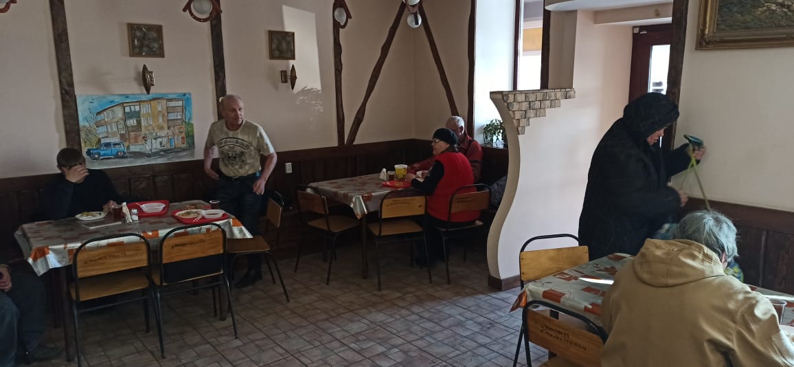 Священник рассказал о Рождестве Христовом в благотворительной столовой.
