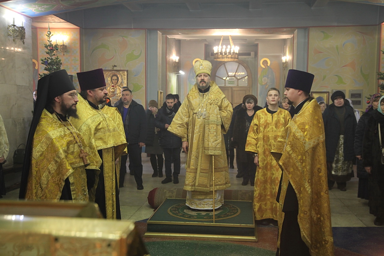 Епископ Находкинский и Преображенский Николай возглавил всенощное бдение в Казанском соборе.