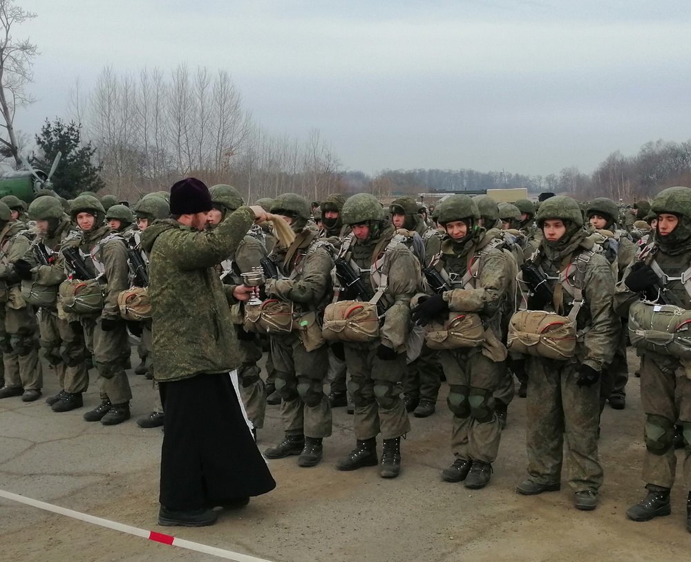 Священник десантировался вместе со своей паствой