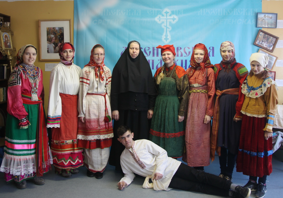Примерить подлинные русские народные костюмы XIX века и узнать больше о русской культуре смогли участники молодёжного слёта «Сретенская лыжня» (+ Фото + Видео)