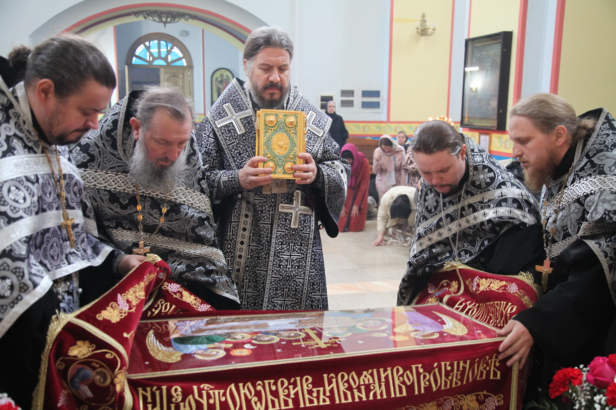 В Великую пятницу епископ Находкинский и Преображенский Николай совершил вечерню с выносом Плащаницы Спасителя в Казанском Кафедральном соборе г. Находки