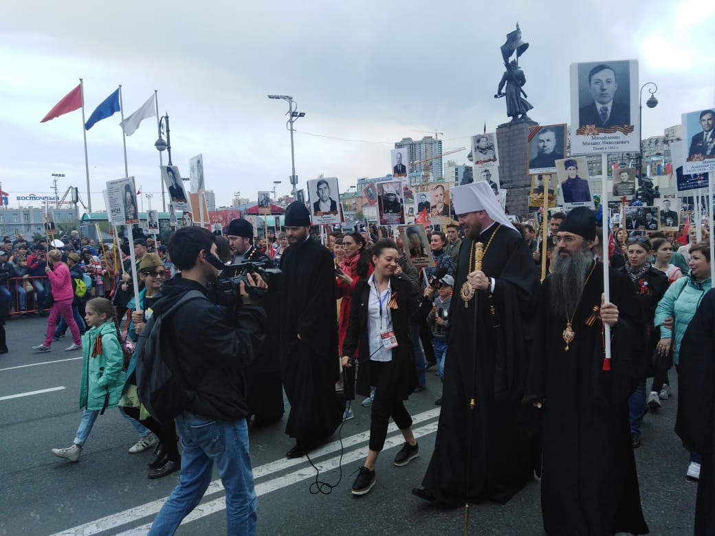 В «Бессмертном полку» прошли архиереи и священнослужители Владивостокской епархии