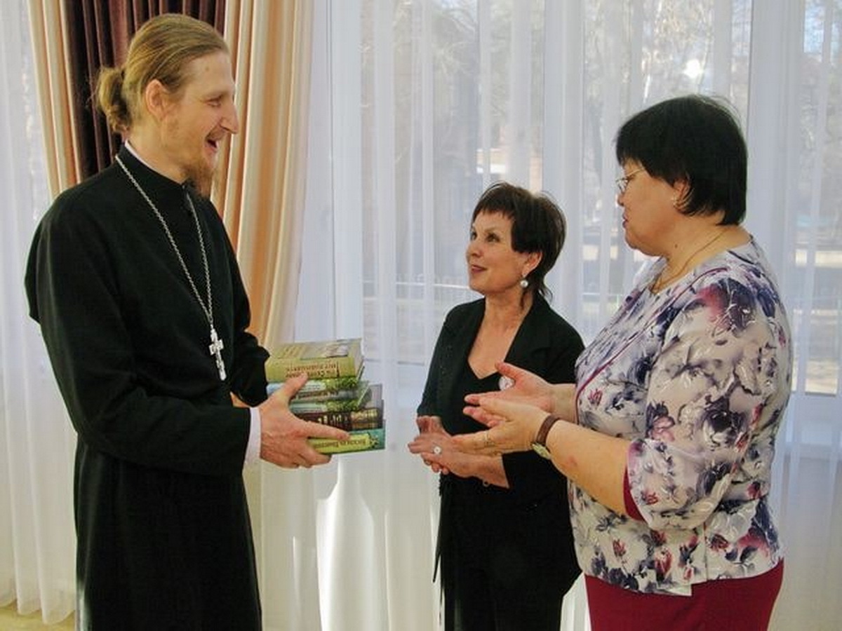 Духовные книги в подарок библиотеке