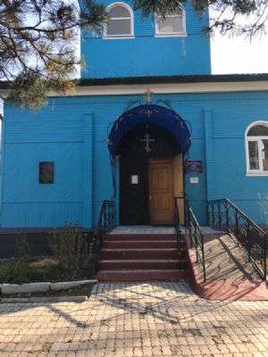 Вход в храм. Мемориальная доска слева.