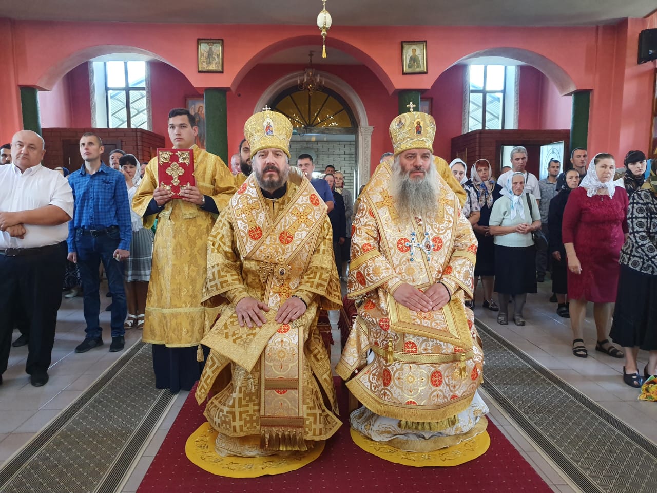 В неделю 2-ю по Пятидесятнице епископ Находкинский и Преображенский Николай возглавил Божественную литургию в Иоанно-Богословском Крещатицком мужском монастыре с.Крещатик УПЦ МП.