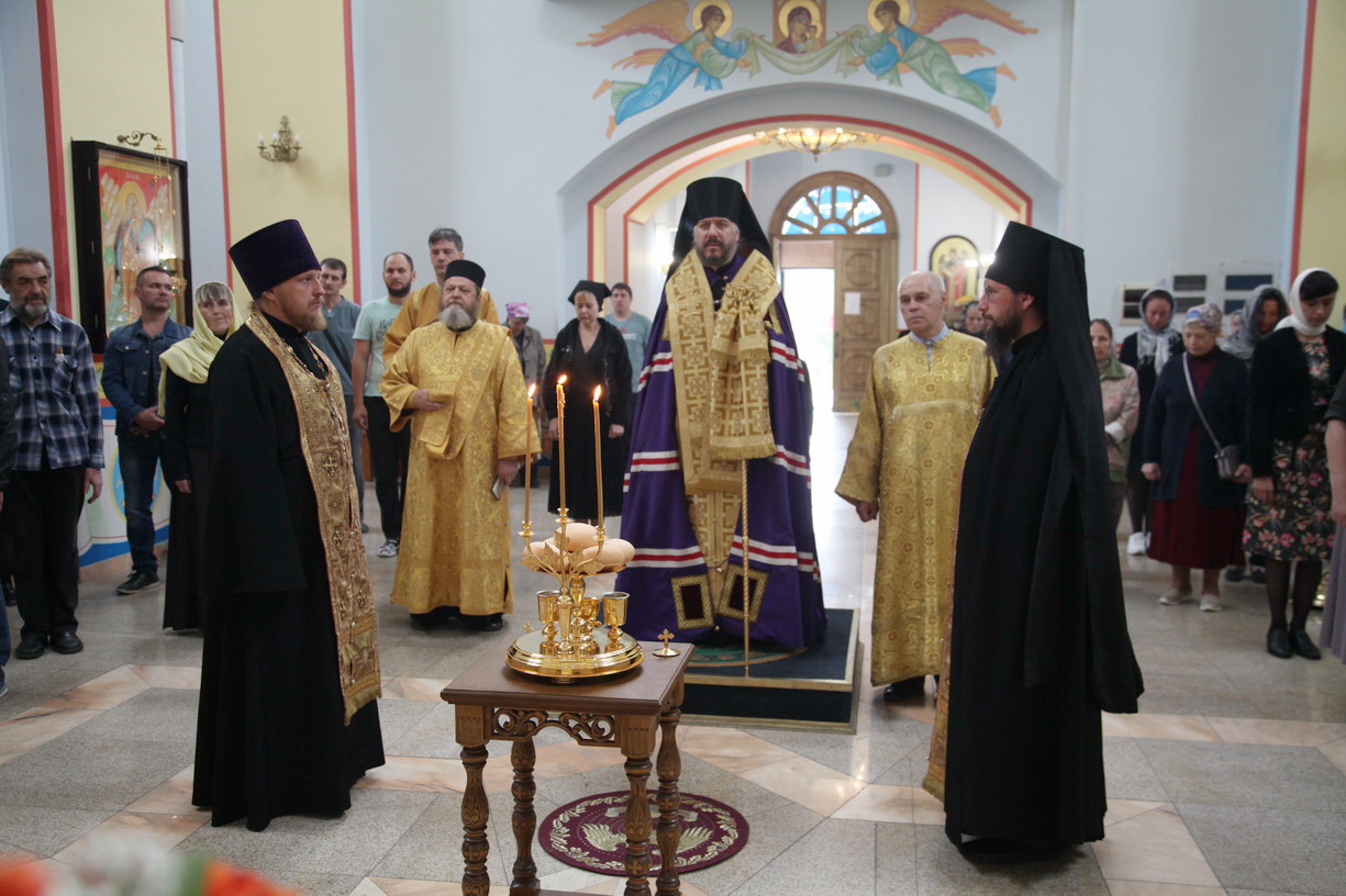В канун праздника святых первоверховных апостолов Петра и Павла, епископ Находкинский и Преображенский Николай возглавил всенощное бдение в Казанском кафедральном соборе г. Находки.