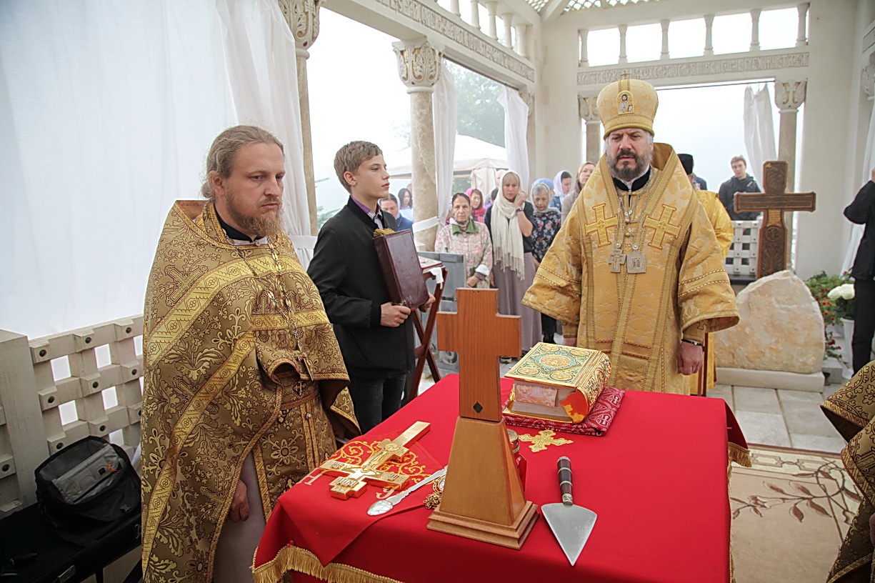 Епископ Николай совершил Божественную литургию в часовне Воскресения Христова на «Новом» кладбище г. Находки.