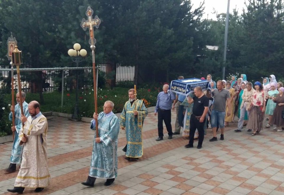 В селе Спасском прихожане прошли крестным ходом с зажженными свечами в руках