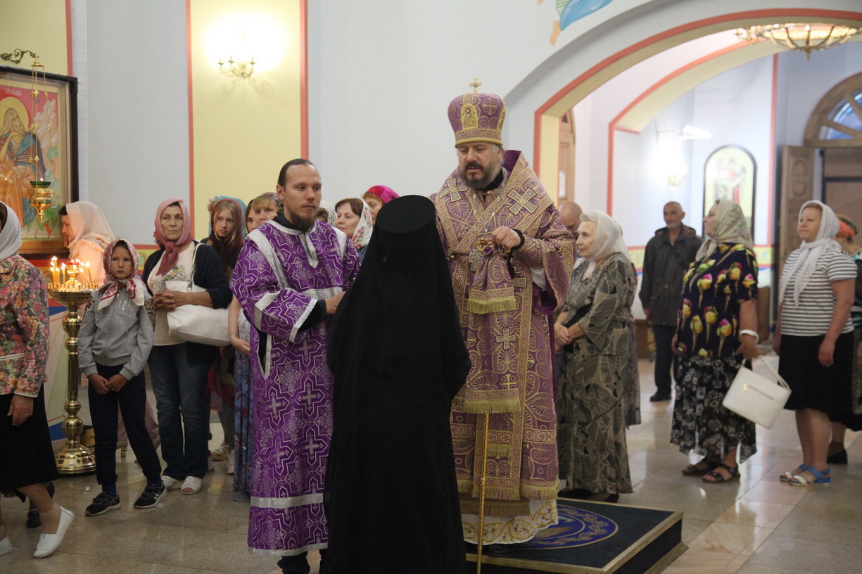 13.08.2019 г.В канун праздника Происхождения Честны́х Древ Животворящего Креста Господня епископ Находкинский и Преображенский Николай совершил вечернее богослужение в Казанском соборе г. Находки.