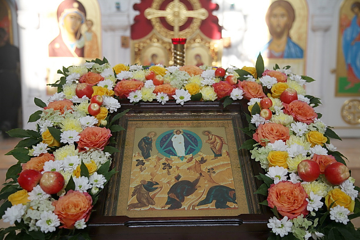 В праздник Преображения Господня епископ Находкинский и Преображенский Николай совершил праздничную Божественную литургию в Казанском Кафедральном соборе г. Находки.