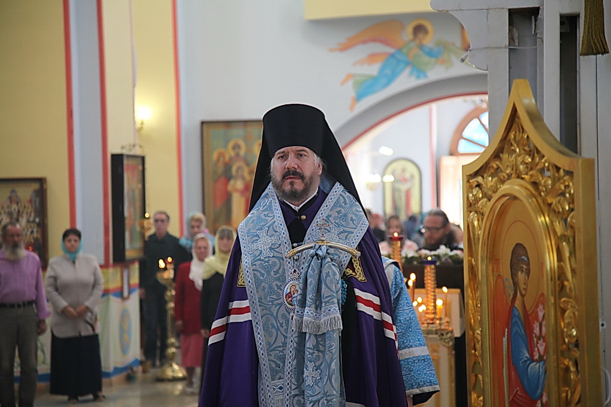 В канун праздника Рождества Богородицы епископ Николай совершил всенощное бдение в Казанском соборе г. Находки.