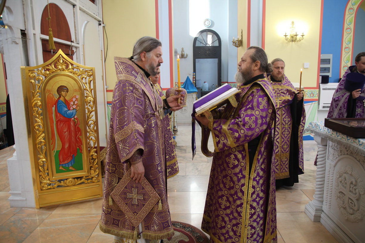 В канун праздника Воздвижения Креста Господня епископ Николай возглавил всенощное бдение в Казанском соборе.