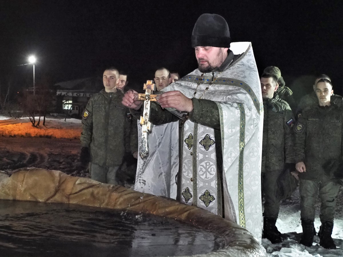 С молитвой в студеную воду: в 83 бригаде ВДВ совершен водосвятный молебен