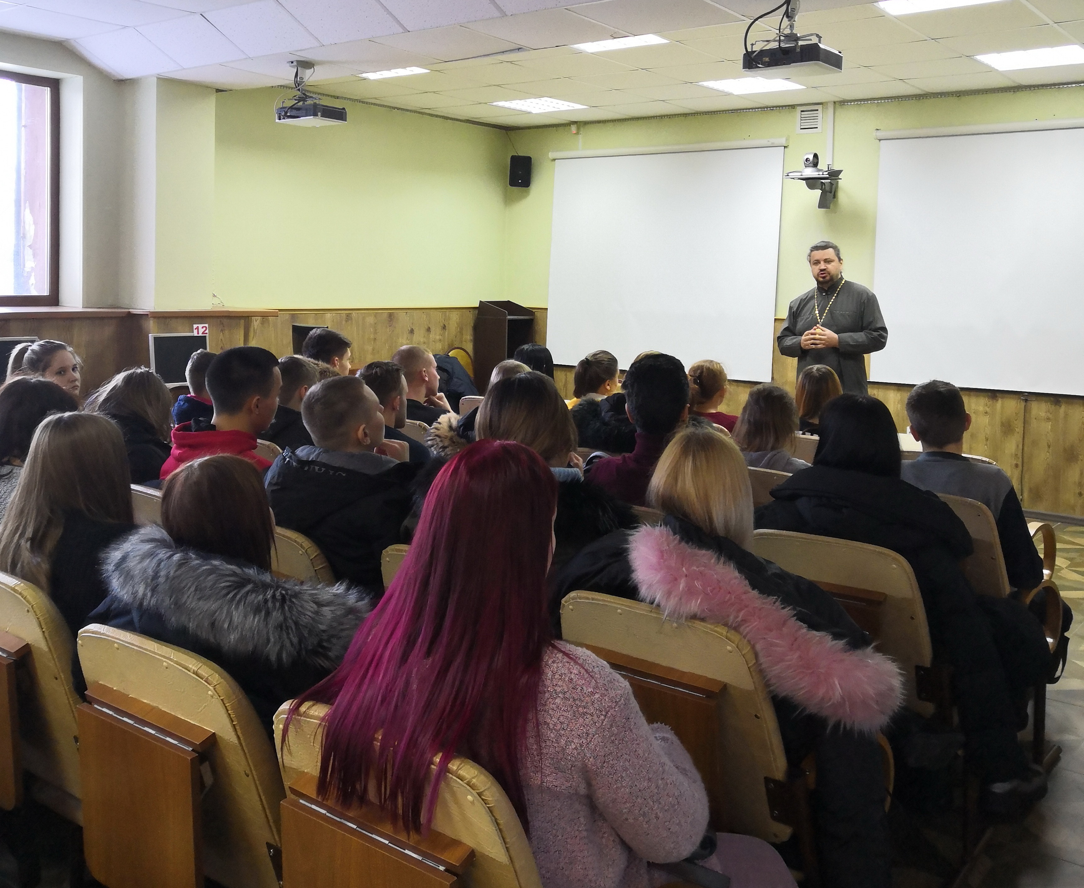 Беседа со студентами университета о Рождестве Христовом.