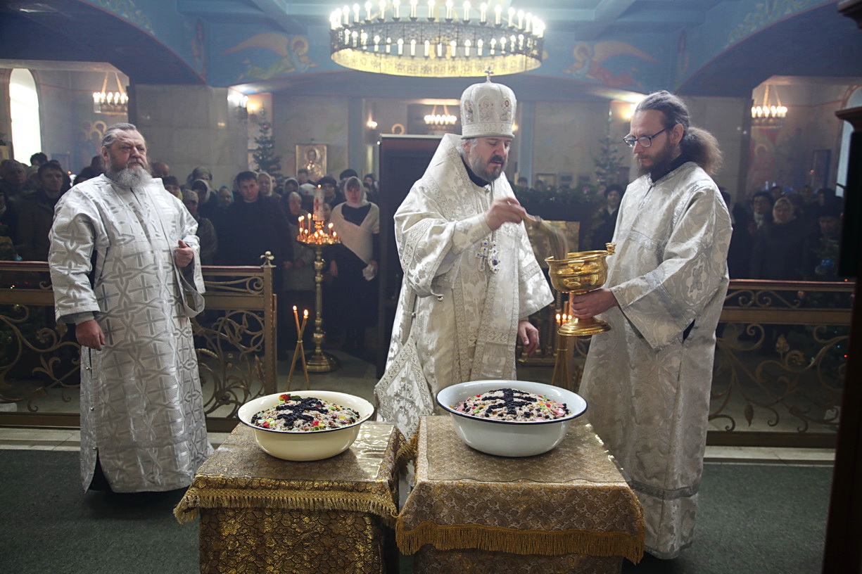 В Рождественский сочельник епископ Находкинский и Преображенский Николай возглавил праздничное богослужение в Казанском Кафедральном соборе г. Находки.