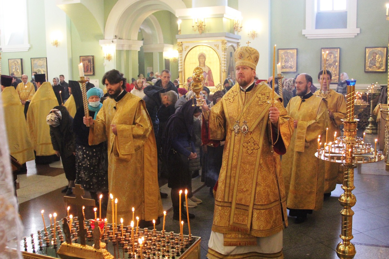 Глава Приморской митрополии совершил всенощное бдение в Покровском кафедральном соборе