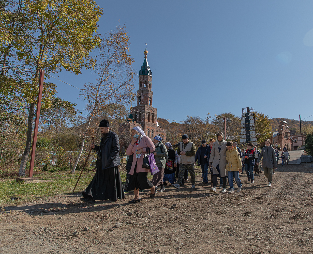 Паломники в монастыре совершили крестный ход к святому источнику