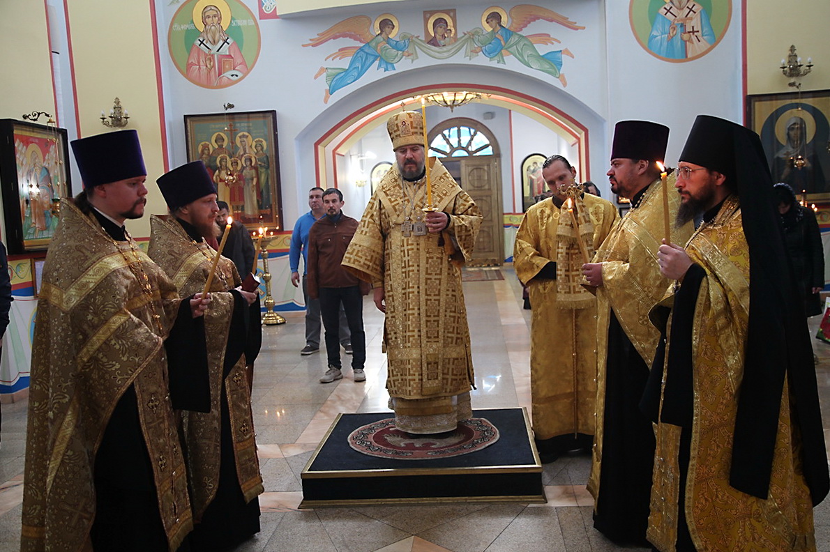 Епископ Находкинский и Преображенский Николай возглавил всенощное бдение в Казанском соборе.