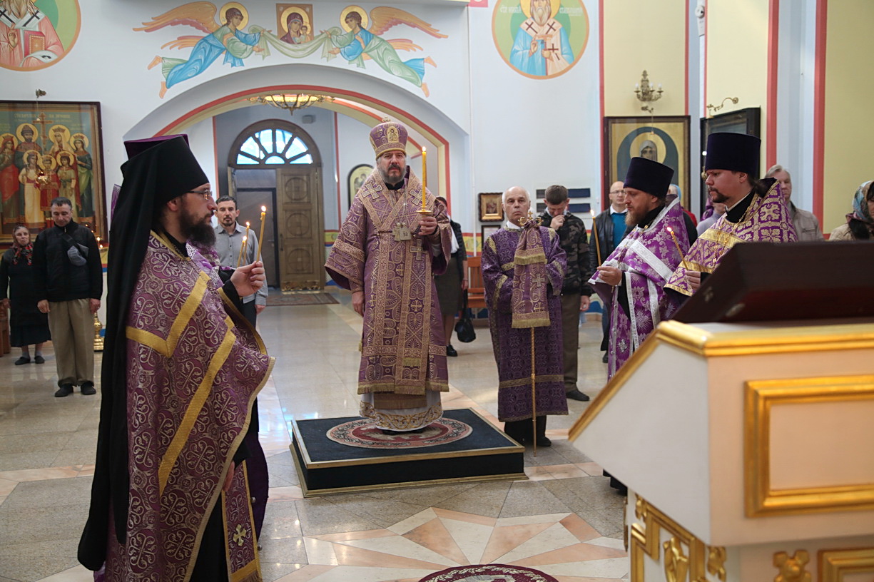 Епископ Находкинский и Преображенский Николай возглавил всенощное бдение в Казанском соборе.
