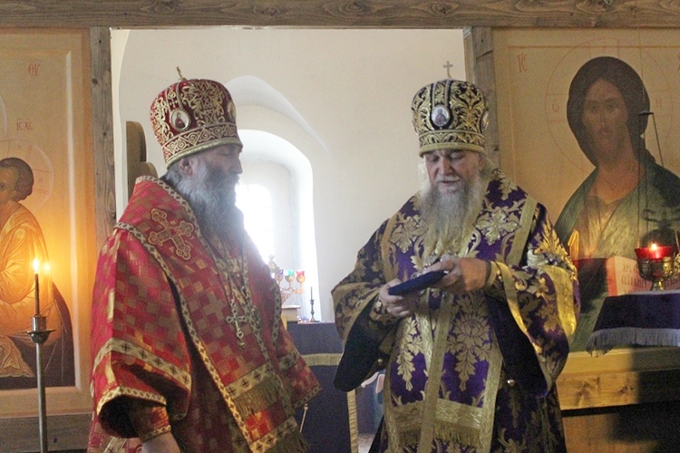 В праздник Воздвижения Креста Господня епископ Гурий совершил Божественную Литургию в Крестовоздвиженском соборе города Тутаева (+ Фото)