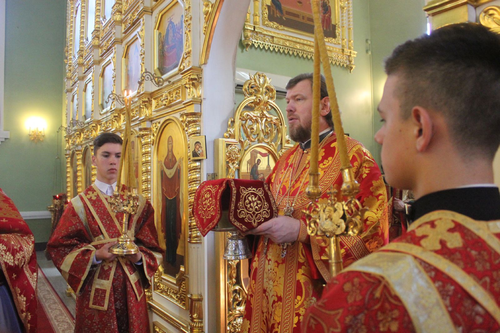 Глава Приморской митрополии совершил Божественную литургию в Покровском соборе