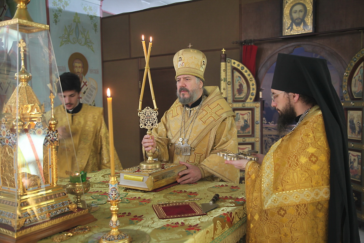 В Неделю 25-ю по Пятидесятнице епископ Находкинский и Преображенский Николай совершил Божественную литургию в Казанском Кафедральном соборе г. Находки.