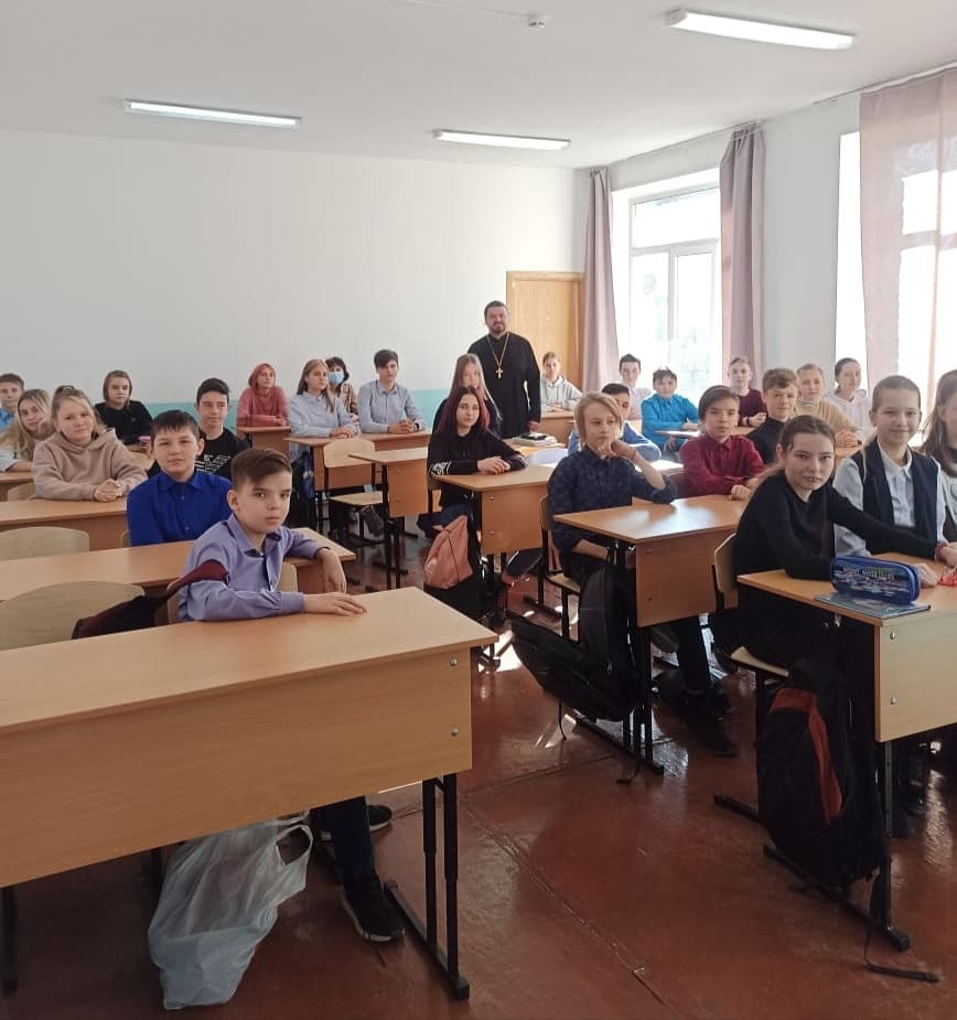 Священник рассказал школьникам о Рождестве Христовом.